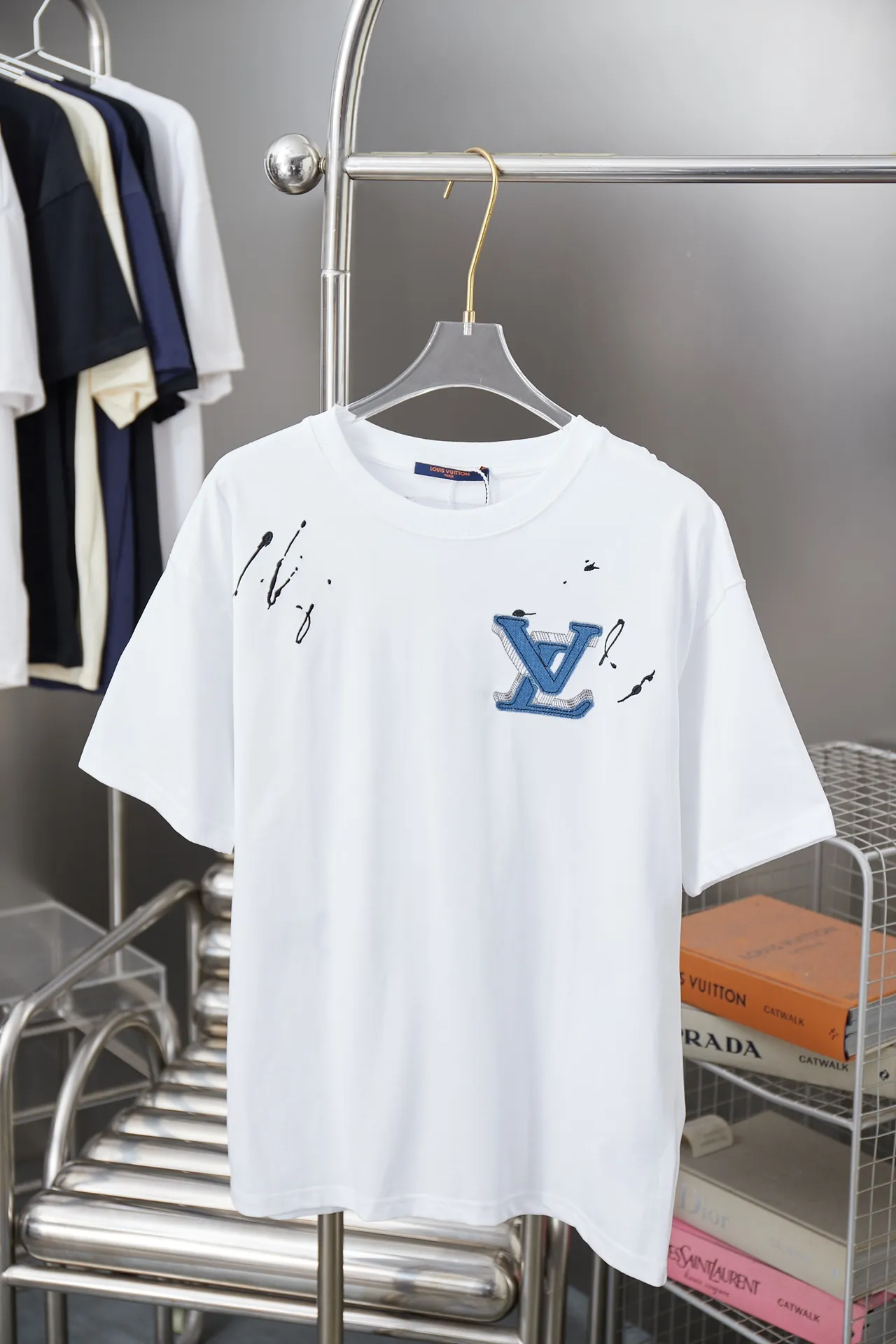 🅿️200 1V 25SS early spring new style denim splicing embroidery LV short sleeves light luxury essential item for daily commuting for men and women correct version welcome to compare detailed features · 320g 100% pure cotton double yarn jersey fabric · Special thickened 32 pieces of double-strand 1X1 thread in the same vat custom dyeing · Denim cutting and splicing ➕Various embroidery craft letters · Double needle stitching across seams · Original main mark, washed tag, brand moisture-proof paper packaging Color: black/white Size: S/M/L/XL